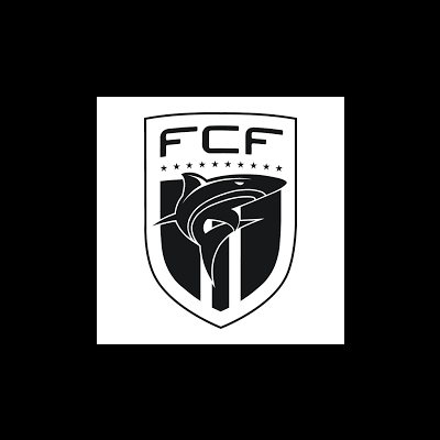 Emblema preto e branco com letras FCF, estrelas e golfinho em escudo