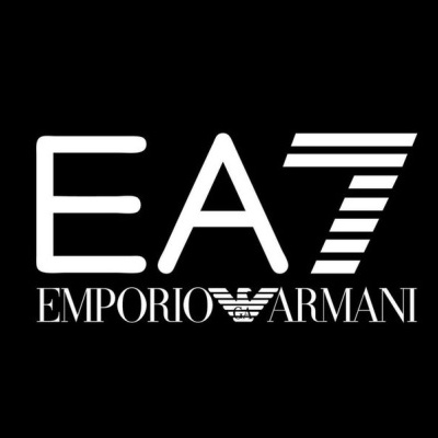 Logótipo EA7 Emporio Armani em branco sobre fundo preto