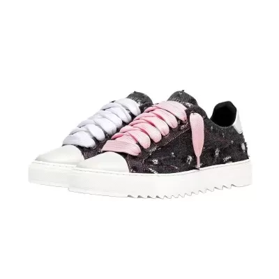 Tênis em ganga preta com atacadores rosa e branco