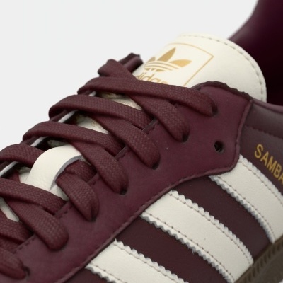 Sapatilha desportiva Adidas modelo Samba bordô e branco