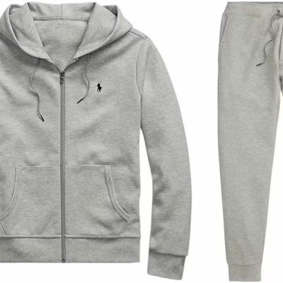 Conjunto de roupa cinza claro com sweat de capuz e calças de fato de treino.