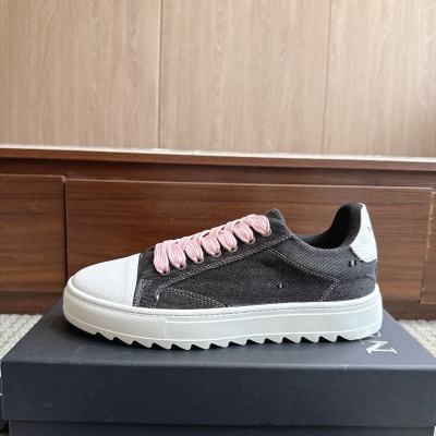 Ténis casual cinza escuro com ponta e calcanhar brancos e atacadores cor-de-rosa em cima de caixa preta