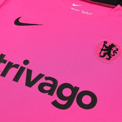 T-shirt desportiva rosa com logótipos Nike, trivago e emblema de leão negro