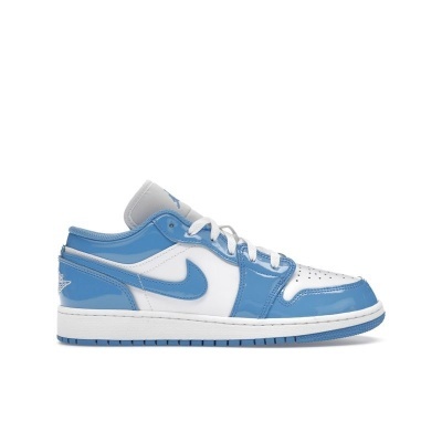 Tênis Nike Air Jordan 1 Low branco e azul claro em fundo branco