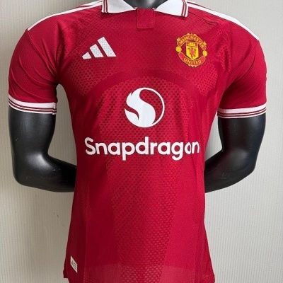 Camisola de futebol vermelha Manchester United com logótipos Adidas e Snapdragon