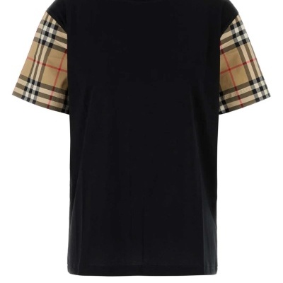 T-shirt preta com mangas xadrez bege, preto e vermelho