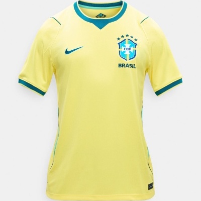 Camisola de futebol amarela com detalhes azuis e logótipos Brasil e Nike.