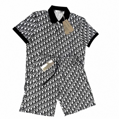 Conjunto de polo e calções estampados em preto e branco com padrão de letras, gola e mangas pretas