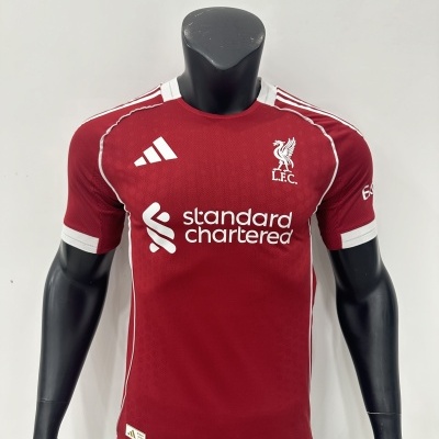 T-shirt desportiva vermelha do Liverpool FC com logótipo branco e detalhes brancos em manequim.