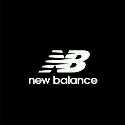 Logótipo branco da New Balance sobre fundo preto