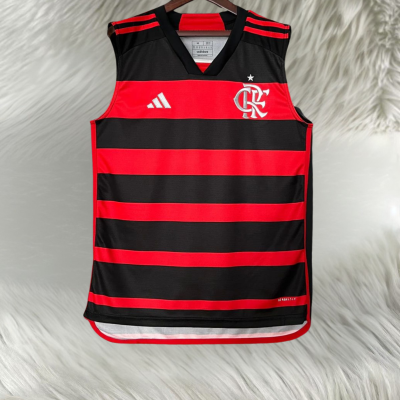 Camisola desportiva sem mangas às riscas vermelha e preta com logótipo Adidas e emblema de clube em fundo felpudo claro
