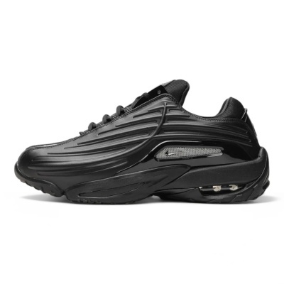 Tênis desportivo preto com textura ondulada e logotipo Nike lateral