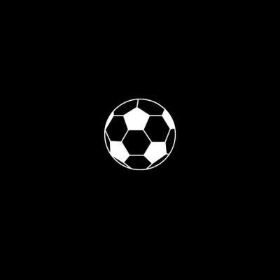 Bola de futebol tradicional em preto e branco sobre fundo preto