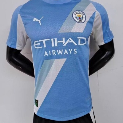Camisola de futebol azul clara com logotipos e texto ETIHAD AIRWAYS
