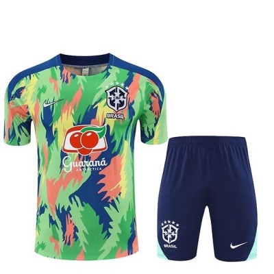 Conjunto de futebol da seleção do Brasil com camisola camuflada colorida e calções azuis