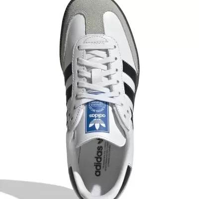 Tênis Adidas branco com detalhes cinzentos e riscas pretas