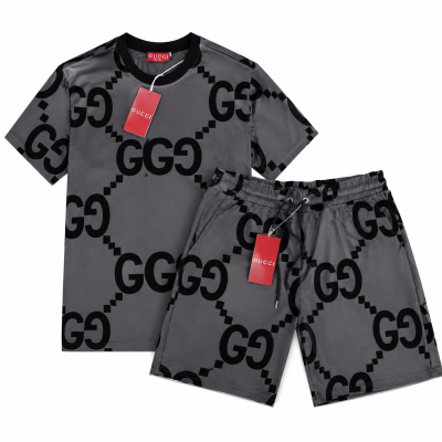 Conjunto de t-shirt e calções cinzentos com estampado GG preto e etiquetas vermelhas GUCCI
