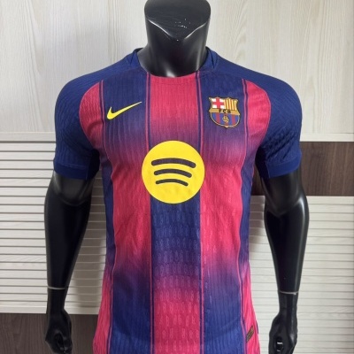 Camisola FC Barcelona azul e vermelha com logótipo FC Barcelona e patrocínio Spotify em manequim