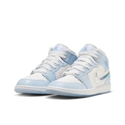 Ténis Air Jordan brancos e azuis claros com detalhes iridescentes