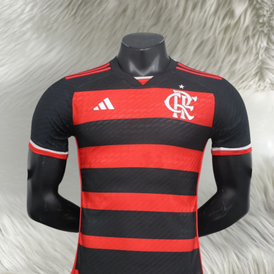Camisola de futebol preta e vermelha com riscas horizontais em manequim preto