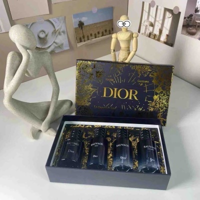 Conjunto de perfumes Dior Sauvage em caixa e manequim de madeira com olhos desenhados