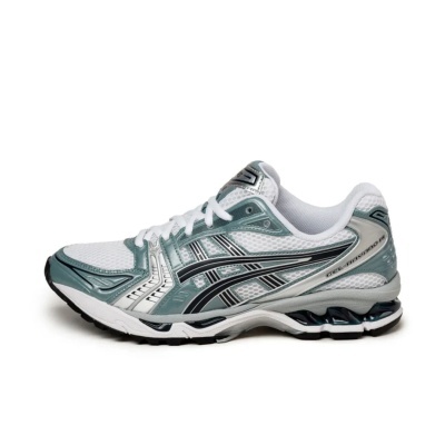 Ténis de corrida ASICS GEL-KINSEI OG branco com detalhes verdes e pretos.