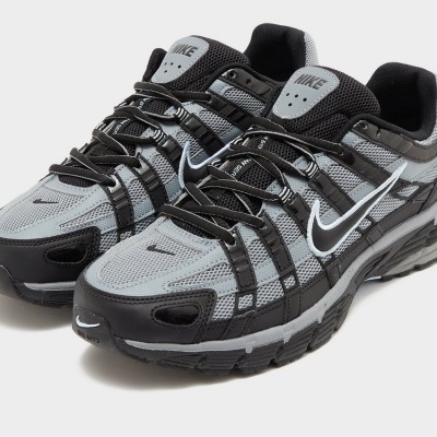 Ténis desportivos Nike cinzento e preto com sola robusta
