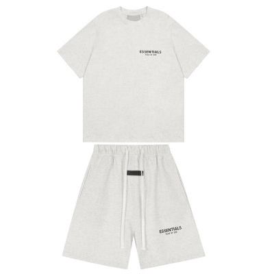 Conjunto cinza claro t-shirt e calções com texto ESSENTIALS FEAR OF GOD