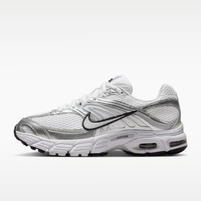 Sapatilha desportiva branca com detalhes prateados e logótipo Nike preto e branco