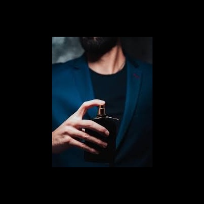 Homem com perfume e blazer azul