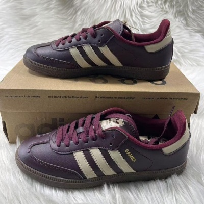 Sapatilhas Adidas SAMBA roxas com riscas creme sobre caixa de cartão Adidas