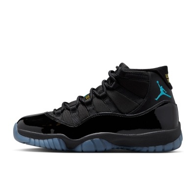 Ténis desportivos pretos com sola azul translúcida e logo Jumpman azul