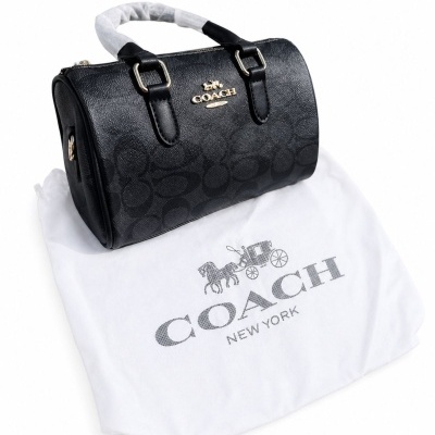 Mala de mão preta COACH com padrão e bolsa protetora branca com logo