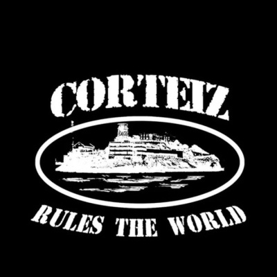 Logotipo branco com texto CORTEIZ RULES THE WORLD e ilustração em fundo preto