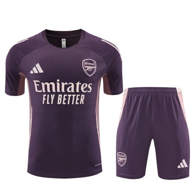 Conjunto de camisola e calções roxos de futebol com logótipos Adidas e Arsenal e texto Emirates FLY BETTER