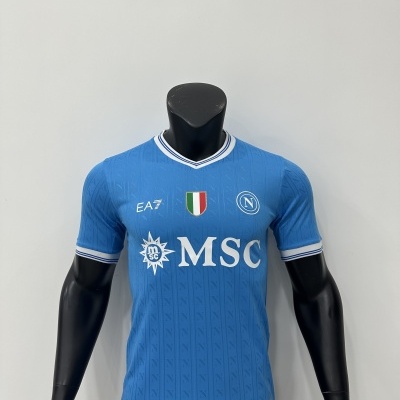 T-shirt desportiva azul com logótipos EA7, MSC, Nápoles e escudo italiano
