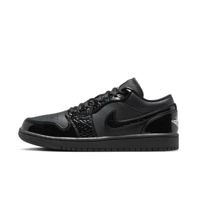 Ténis desportivo preto Air Jordan com detalhes verniz e logo Nike Swoosh.