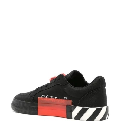 Tênis preto Off-White com sola preta e branca e detalhe vermelho.