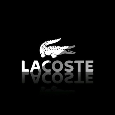 Logotipo Lacoste branco sobre fundo preto com crocodilo e texto refletido.