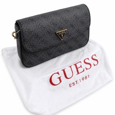 Mala preta Guess com padrão monograma sobre saco branco com logótipo vermelho