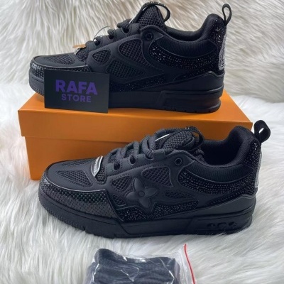 ténis pretos com detalhes em mesh e relevo de flor com embalagem laranja e atacadores