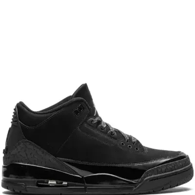 Tênis desportivo preto mid-top com sola de borracha e detalhes texturizados