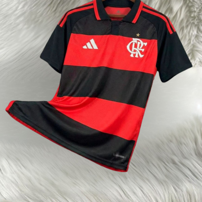 Camisola de futebol preto e vermelho com riscas largas e logo CRF e Adidas