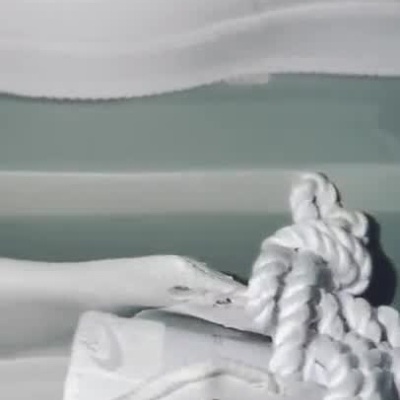 Ténis brancos Nike Air Force 1 com atacadores grossos em vários ângulos