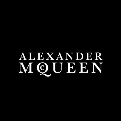 Logótipo ALEXANDER MCQUEEN em branco sobre fundo preto