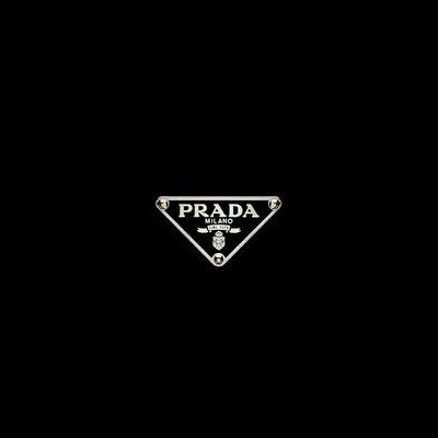 Etiqueta triangular preta da marca Prada com texto branco.