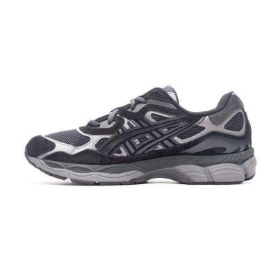 Sapatilha desportiva Asics cinza e preta com textura de malha e camurça