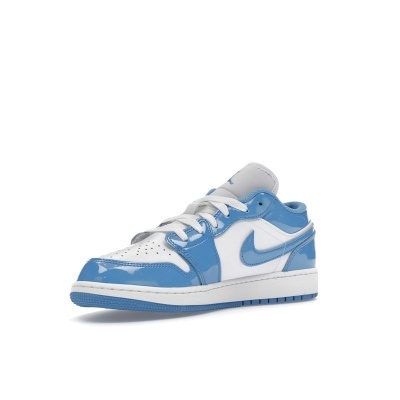 Ténis baixos Nike Air Jordan branco com detalhes azuis em verniz