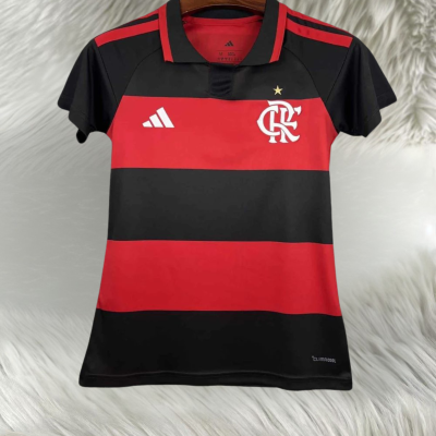 T-shirt desportiva vermelha e preta com logótipos Adidas e CRF, em fundo de pêlo branco