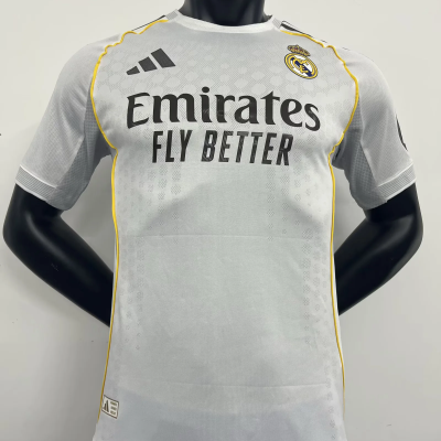 Camisola de futebol branca do Real Madrid com patrocínio Emirates e detalhes amarelos